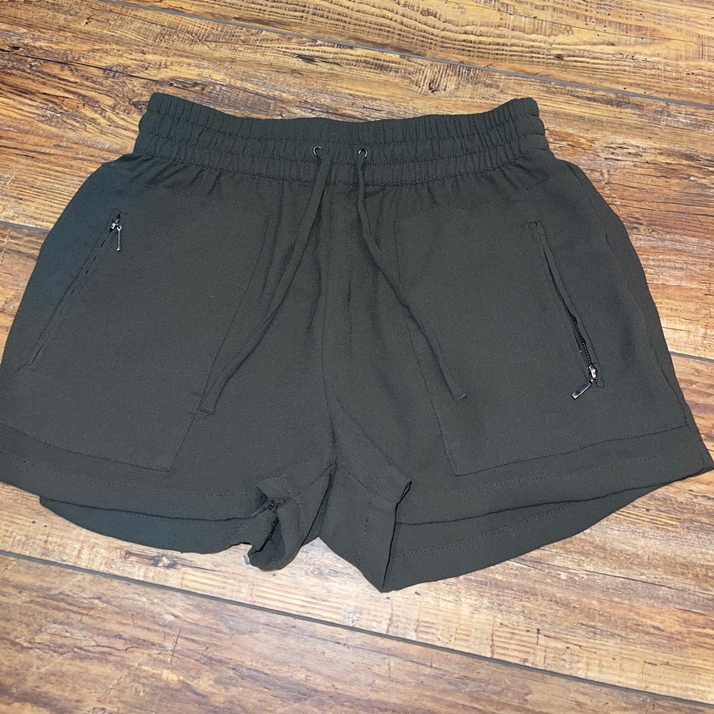 Olive shorts with zipper pockets